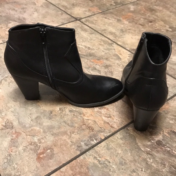 Ladies black booties with heel - Picture 4 of 5